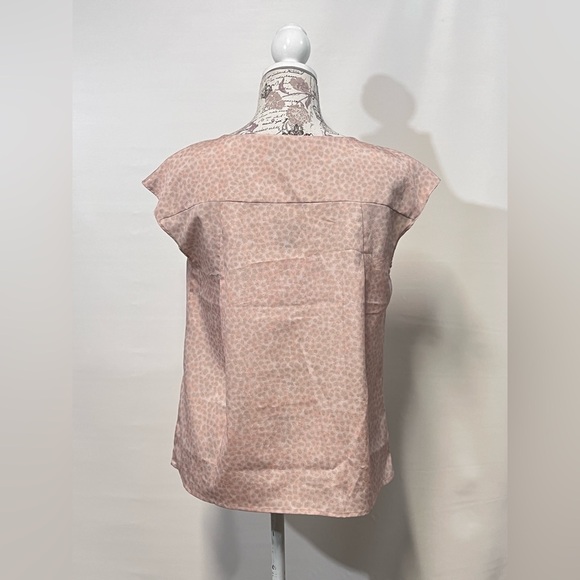 🛍️VIOLET & CLAIRE Soft‎ peach with gray dot pattern top size M. - Picture 6 of 13